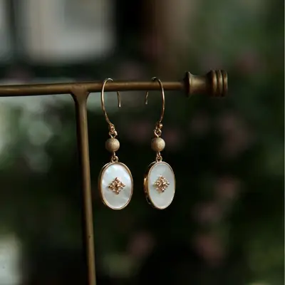 Light Luxury Gold Frosted Pearl Butterfly Pearl Earrings