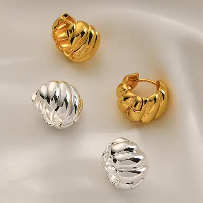 European and American Cold Style Exquisite Metal Glow Face Horns Earrings Earrings High-end Light Luxury Simple Elegant Earrings for Women