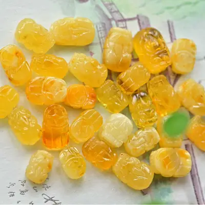 Natural Russian Beeswax Pixiu Accessories Small Slide Stereo Carving Pixiu Pendant Beeswax Bead Single Bead