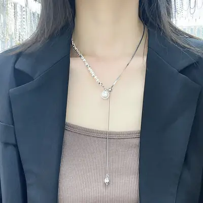 Pearl Clavicle Necklace with Broken Silver Stitching