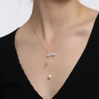 Balance Beam Necklace with Pearl & Clavicle Design
