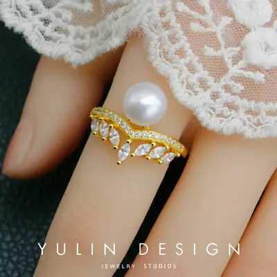 Women's Vintage Pearl Crown Diamond Gold Ring