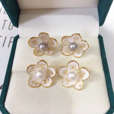 Women's 18K Pearl Earrings with Gold Light Finish