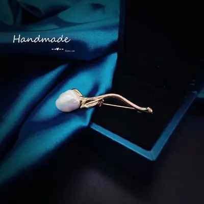 Natural Pearl Cold Style Women's Pin