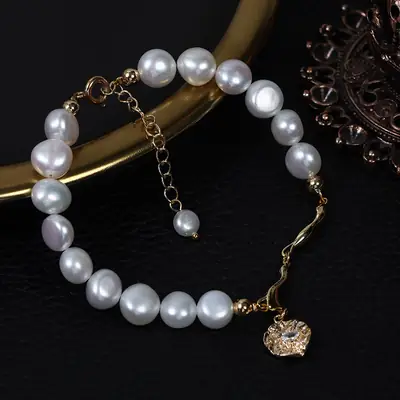Luxury Pearl Bracelet with Diamond Pendant