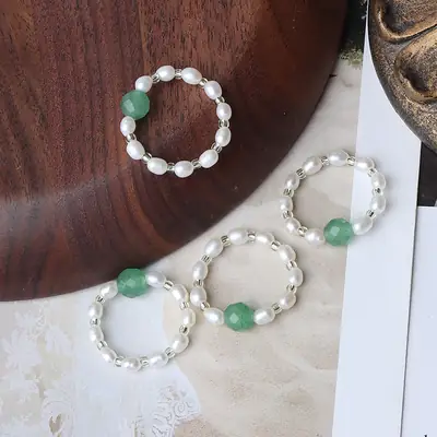Retro Emerald Pearl Bracelet with Elastic Line Design