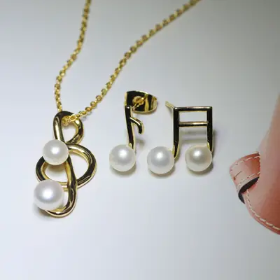 Dan Tao Pearl Earrings Necklace Set Gold Finish