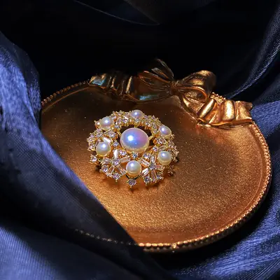 Natural Pearl Brooch with Zircon Inlay Niche Design