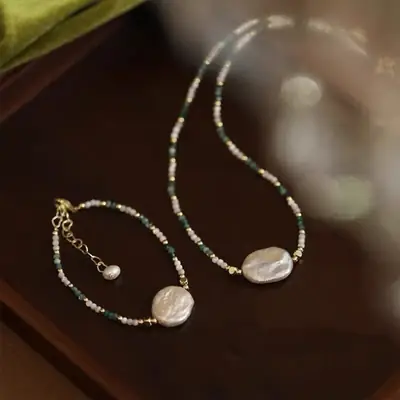 Romantic Pearl Necklace with Vintage Design