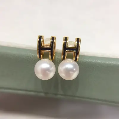 5A High-Gloss Pearl Letter H Earrings for Women