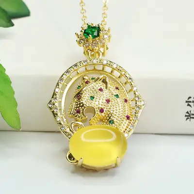 Aiyu Natural Amber Leopard Head Necklace with Gold Plated Design