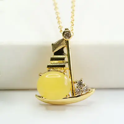 Aiyu Natural Amber Pendant Necklace with Honey Wax Design