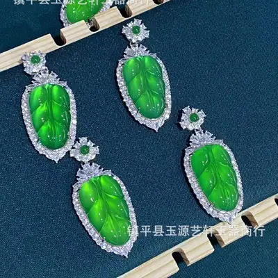Yang Green Chalcedony Agate Pendant with Silver Plating