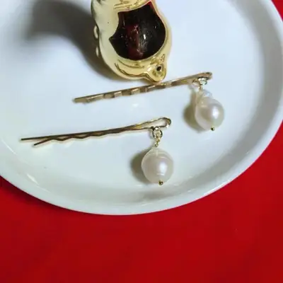 Elegant Pearl Hairpin with Retro Design