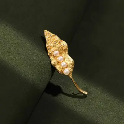 Luxury Pin Brooch Suit with Pearl Leaf Design