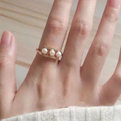Natural Pearl Ring with Adjustable Beam Design