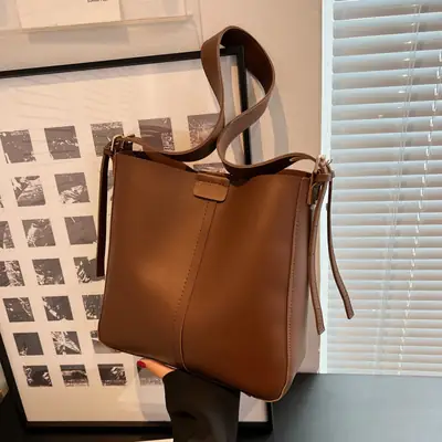 2024 Retro Brown Leather Bucket Bag with Tassel