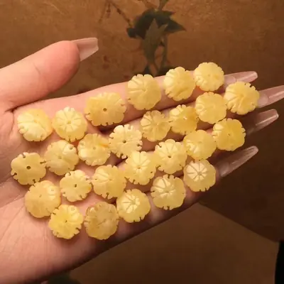 Natural Crocore Wax Carved Chicken Oil Yellow