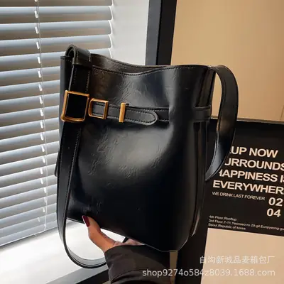 Black French Niche Retro Shoulder Bag Women 2026