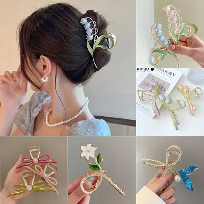 Golden Daisy Hairpin with Green Leaf Design