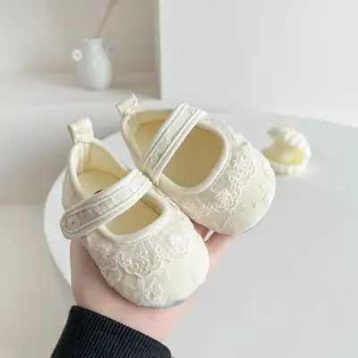 Newborn baby lace non-slip floor shoes Korean princess shoes baby girl super cute 100 days soft bottom walking shoes