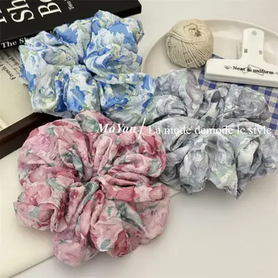 Retro Floral Hair Ring with Gradient & Smudged Design