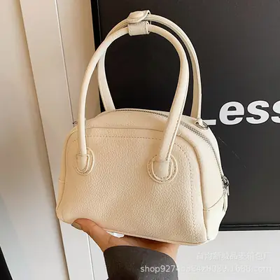 Black French Niche Shoulder Bag for Women 2026
