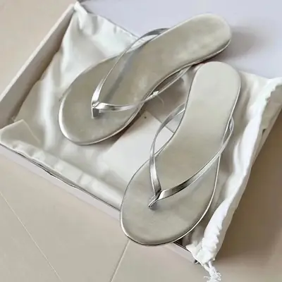 Silver Flip-flops Women's 2024 Summer Outer Wear Fashionable Soft Bottom Sandwich Slippers Beach Slippers Large Size Flip-flops