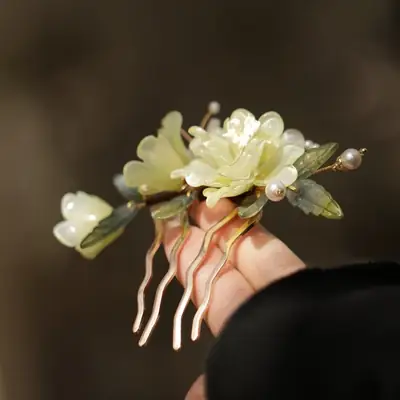 Fresh Green Hair Comb with Peony Design for Women