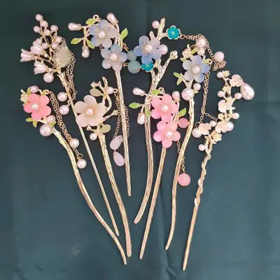 Chinese Hairpin with Flower & Pearl Design