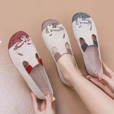 2026 New Style Old Beijing Cloth Shoes, Non-Slip Soft Sole, Shallow Mouth Single Shoes for Middle-Aged and Elderly Mothers, Casual and Comfortable Embroidered Mesh Shoes