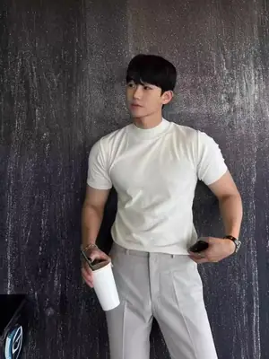 Men's White Knitted Half-High Collar T-Shirt