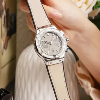 Women Quartz Watch with Crystal Dial and Leather Strap