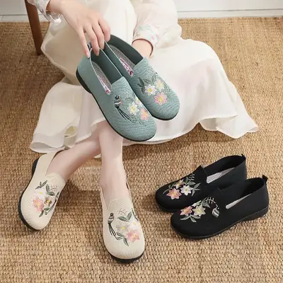 Women Embroidered Beijing Cloth Shoes with Soft Sole