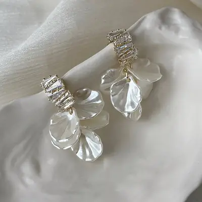 Mosquito Incense Plate Ear Clip Without Ear Holes French Entry Luxury Super Fairy White Shell Flower Earrings Fashion Western Style Design Sense Women