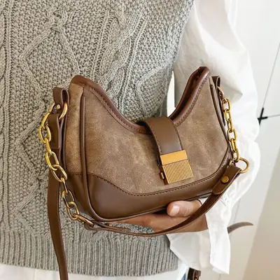 Black French Niche Crossbody Bag with Gold Chain