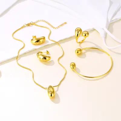 18K Gold Hollow Star Pendant Necklace Set