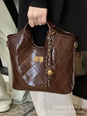 Retro Quilted Brown Bucket Bag for Women 2024