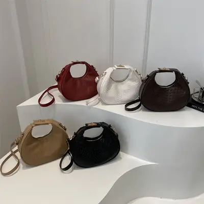 Vintage Women's Woven Shoulder Bag Brown 2024