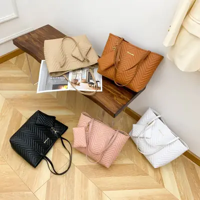 Women's Wavy Diamond Embroidery Shoulder Bag Brown