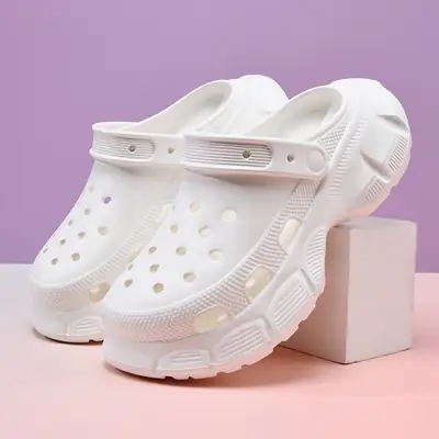 Thick-soled hole shoes women's summer new outdoor height-increasing slippers wear-resistant non-slip breathable beach deodorant toe slippers