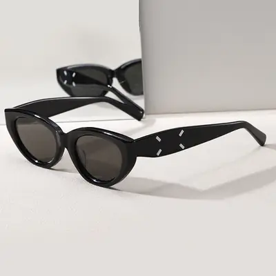 2025 UV Sunscreen Sunglasses White Frame Black镜片