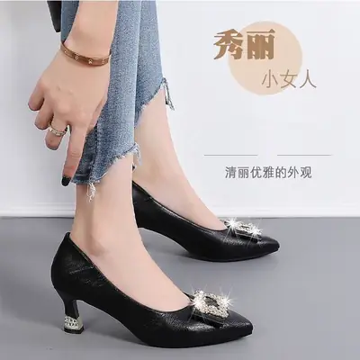 Black Women's Mid-Heel Flat Shoes with Pearl Embroidery