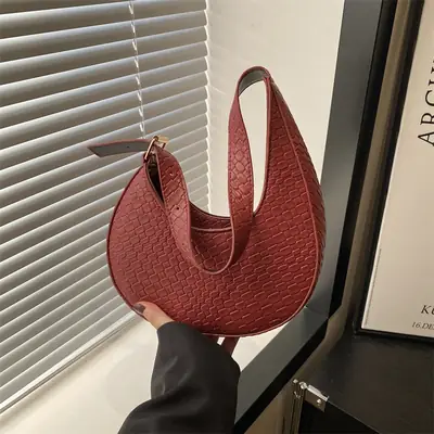 Retro Woven Crescent Shoulder Bag Women Maroon 2025