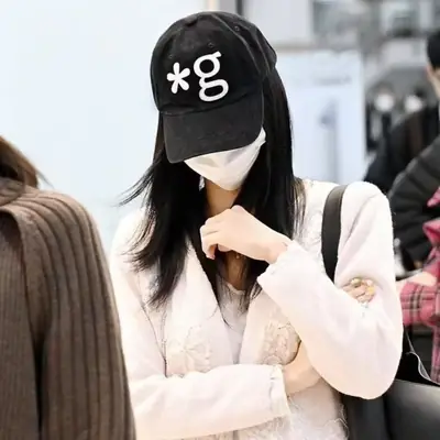 Korean Style Black Cap with Star & G Logo