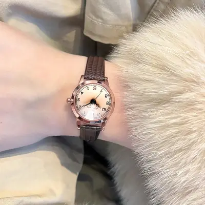 Vintage Artistic Quartz Watch for Women with Leather Belt