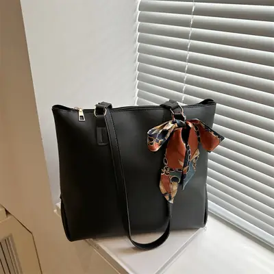 Black Retro Shoulder Bag for Women 2025
