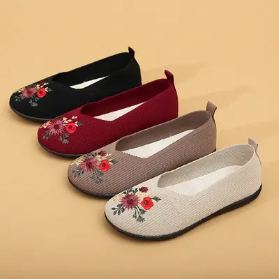 Women's Embroidered Beijing Cloth Slip-On Shoes Black