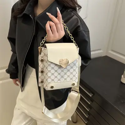 Retro Crossbody Bag White Gold Chain 2025 Trend