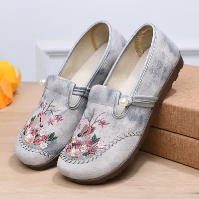 Spring 2025 New Embroidered Hanfu Shoes Old Beijing Cloth Shoes Women's Shoes Casual Ethnic Style Single-layer Shoes Breathable Mother Shoes